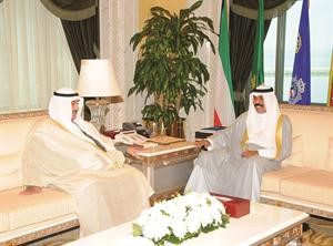 سمو الشيخ نواف الاحمد مستقبلا سمو الشيخ ناصر المحمد﻿