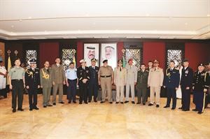 الشيخ احمد الخالد متوسطا عددا من كبار ضباط الجيش﻿