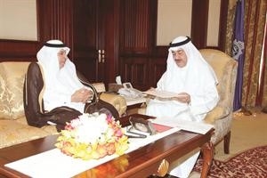 الشيخ احمد الحمود يتسلم الرسالة من دعبدالعزيز الفايز﻿