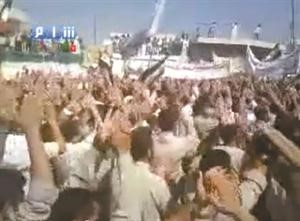 صورة بثها ناشطون على الانترنت لمظاهرة في معرة النعمان تضامنا مع خان شيخون