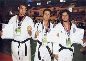 عبدالله عباس يتوسط احمد سلطان وناصر الشواف بعد مراسم التتويج﻿