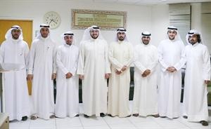 عبدالعزيز الصقعبي متوسطا المشاركين في الاجتماع