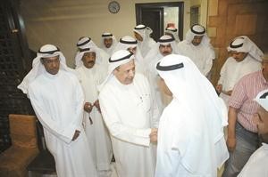 حمد الفلاح مصافحا عددا من الحضور سعود سالم﻿