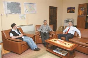 السفير المصري مستقبلا الزميلين عدنان الراشد ومحمد الحسيني في مقر السفارة المصرية في جوبا 				فريال حماد﻿