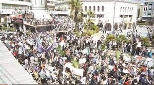 صورة بثها ناشطون على الانترنت لجنازة تحولت الى مظاهرة في دوما امس 
