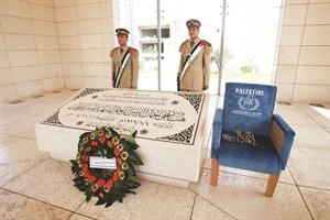 مجسم لـ المقعد الفلسطيني في الامم المتحدة قبيل انطلاقه من جوار ضريح ياسر عرفات في جولته العالمية	رويترز﻿