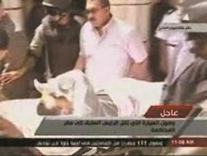 صورة عن التلفزيون للرئيس المصري السابق حسني مبارك لدى نقله الى المحكمة