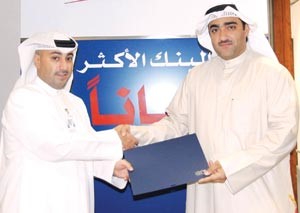 احمد العيسى يسلم الجائزة للفائز ثامر عرب