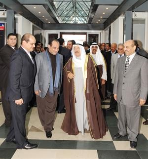 صاحب السمو الامير الشيخ صباح الاحمد لدى وصوله الى المملكة المتحدة يرافقه الشيخ مشعل الاحمد وفي استقباله جاسم الخرافي ولؤي الخرافي واياد الخرافي