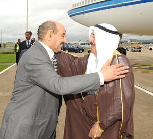 جاسم الخرافي مرحبا بصاحب السمو لدى وصوله