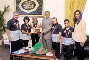 الشيخ جابر الدعيج مع رئيس واعضاء الوفد
