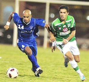 نجم العربي محمد جراغ في سباق على الكرة مع خالد عبدالقدوس الازرقكوم

