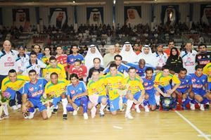 الشيخ طلال المحمد مع لاعبي البرازيل والكويت﻿