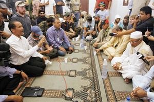 جانب من المفاوضات بين ممثلي المجلس الانتقالي ووجهاء بني وليد امس رويترز