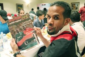 احد لاعبي المنتخب الليبي يعرض العلم الجديد لبلاده افپ
