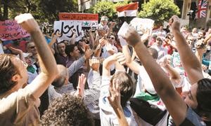 متظاهرون سوريون امام سفارتهمفي القاهرة احتجاجا على زيارة الامين العام للجامعة العربية لدمشق	 رويترز﻿