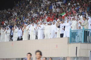 الشيخ طلال الفهد وكبار الحضور يصفقون فرحا بهدف التعادل هاني الشمري
