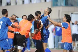 لاعبو الازرق في فرحة لا توصف بعد الهدف