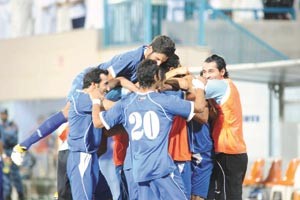 لاعبو الازرق يحتفلون بهدف التعادل هاني الشمري