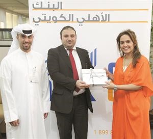 الفائز يتوسط فريق العلاقات العامة
