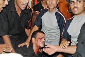 احد المصابين ينقل الى المستشفى
