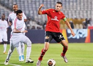 لاعب الاهلي محمد فضل ينطلق بالكرة بملاحقة مدافع كيما اسوان
