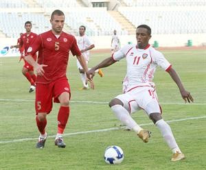 مدافع لبنان رامز ديوب يضغط على مهاجم الامارات احمد خليل لاخذ الكرة	 افپ﻿