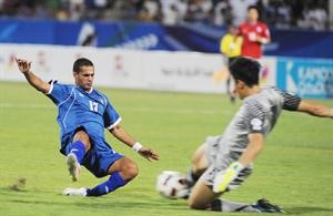 نجم الازرق بدر المطوع يتابع كرة خطرة على المرمى الكوري﻿
