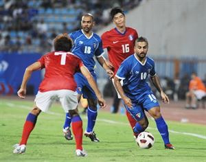 عبدالعزيز المشعان يحاول المرور من دفاعات كوريا﻿