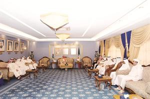 الشيخ دابراهيم الدعيج خلال لقائه مختاري مناطق الاحمدي﻿
