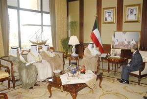 الشيخ دمحمد الصباح خلال لقائه مع السفير الماليزي بحضور خالد الجارالله والشيخ داحمد ناصر المحمد
