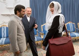 صورة ارشيفية للرئيس الايراني نجاد خلال استقباله وزيرة الخارجية السويسرية في ابريل الماضي	رويترز﻿