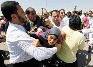 اشتباك بين مؤيدين ومعارضين لمبارك امام المحكمة امس رويترز
