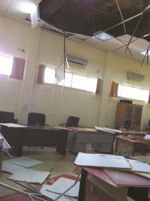 صورة توضح حجم الانهيار في السقف الخارجي لغرفة العلوم﻿