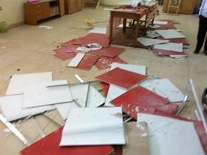 اثار الانهيار واضح في ارضية غرفة مدرسات﻿