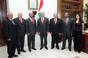 الرئيس ميشال سليمان متوسطا وفدا من الصليب الاحمر الدولي في بعبدا امس محمود الطويل