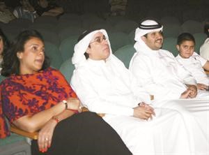 الشيخ دعيج الخليفة ونجله وعبدالله عبد الرسول ودنرمين الحوطي في مقدمة الحضور﻿