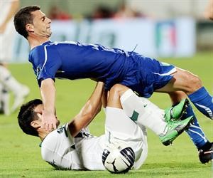 لاعب انتر ميلان والمنتخب الايطالي تياغو موتا يتعرض للعرقلة افپ