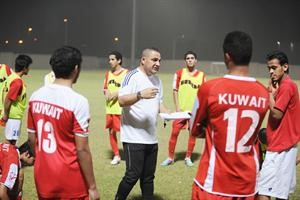 المدرب احمد حيدر يتحدث للاعبين هاني الشمري