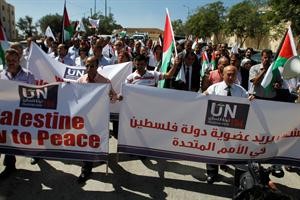 فلسطينيون يتظاهرون في رام الله دعما لانضمام دولة فلسطين للامم المتحدة	 رويترز﻿
