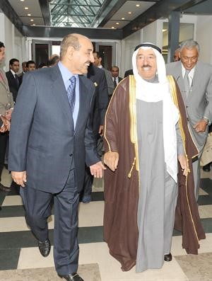 صاحب السمو الامير الشيخ صباح الاحمد قبيل مغادرته لندن وفي وداعه جاسم الخرافي ويبدو خالد الدويسان
