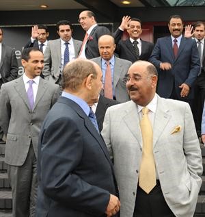 حديث بين الشيخ مشعل الاحمد وجاسم الخرافي قبيل المغادرة ويبدو السفير احمد فهد الفهد واعضاء الوفد