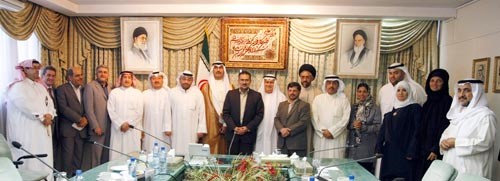 سيد محمد حسيني متوسطا السفير مجدي الظفيري ورئيس التحرير يوسف خالد يوسف المرزوق واحمد بهبهاني وعماد بوخمسين وعدنان الراشد وفاطمة حسين
