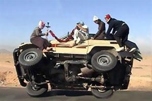 علي يقود السيارة بوضع خطير وهو يدخن﻿