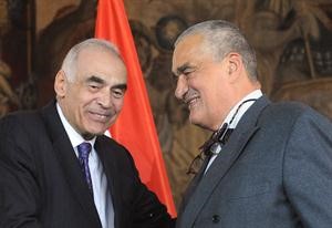 وزير الخارجية المصري محمد عمر والتشيكي كاريل شوارزنبرغ في مؤتمر صحافي في براغ امس افپ