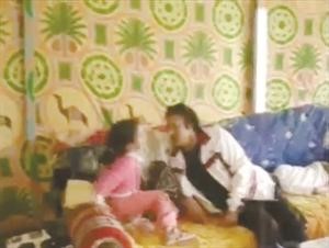 صورة ماخوذة من فيديو للقذافي وحفيدته تعود لعام 2005 ﻿