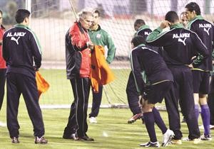 البرتغالي مانويل جوزيه يوجه لاعبي الاهلي خلال التدريب
