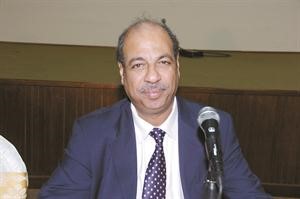 الناقد والمخرج المسرحي البحريني يوسف الحمدان