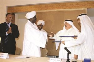 الشمالي والبدر وعلي محمود عبدالرسول يتبادلون وثائق الاتفاقية﻿