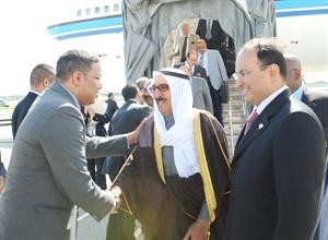 صاحب السمو الامير الشيخ صباح الاحمد مصافحا مستقبليه في مطار جوناف كنيدي﻿